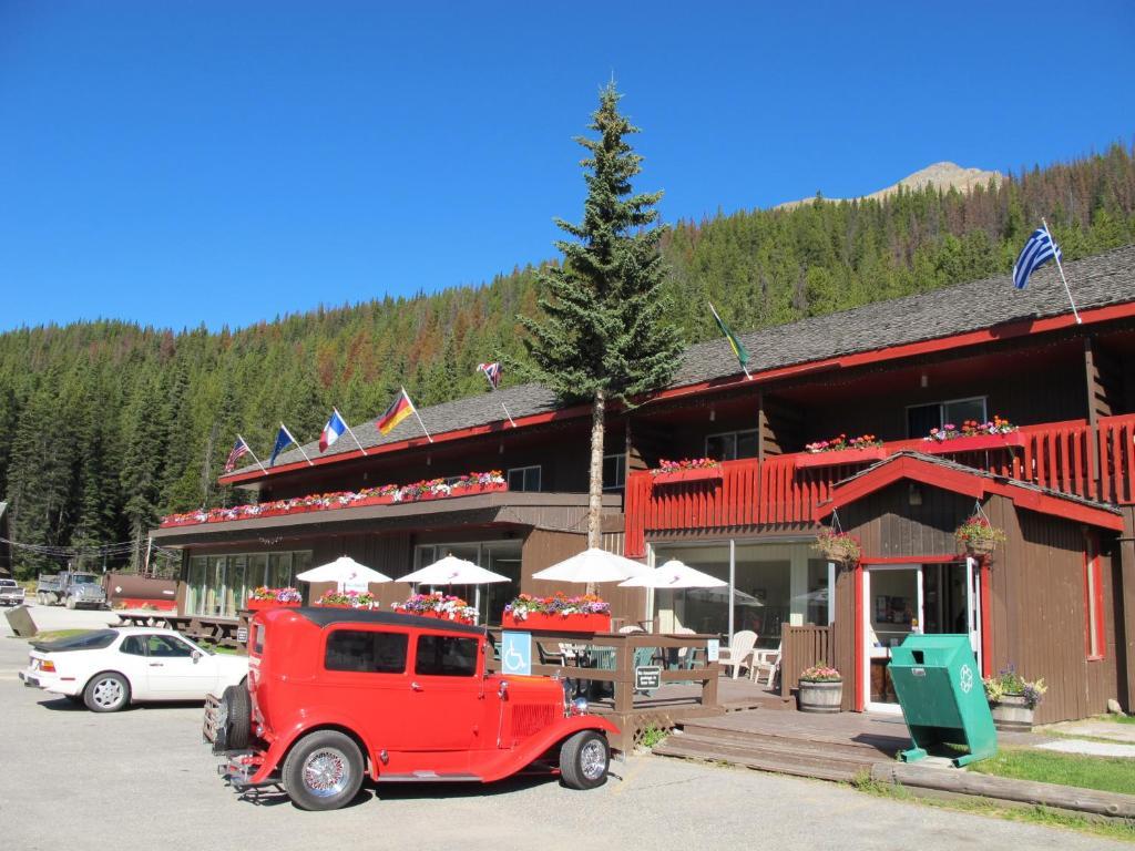 The Great Divide Lodge Field Exterior photo