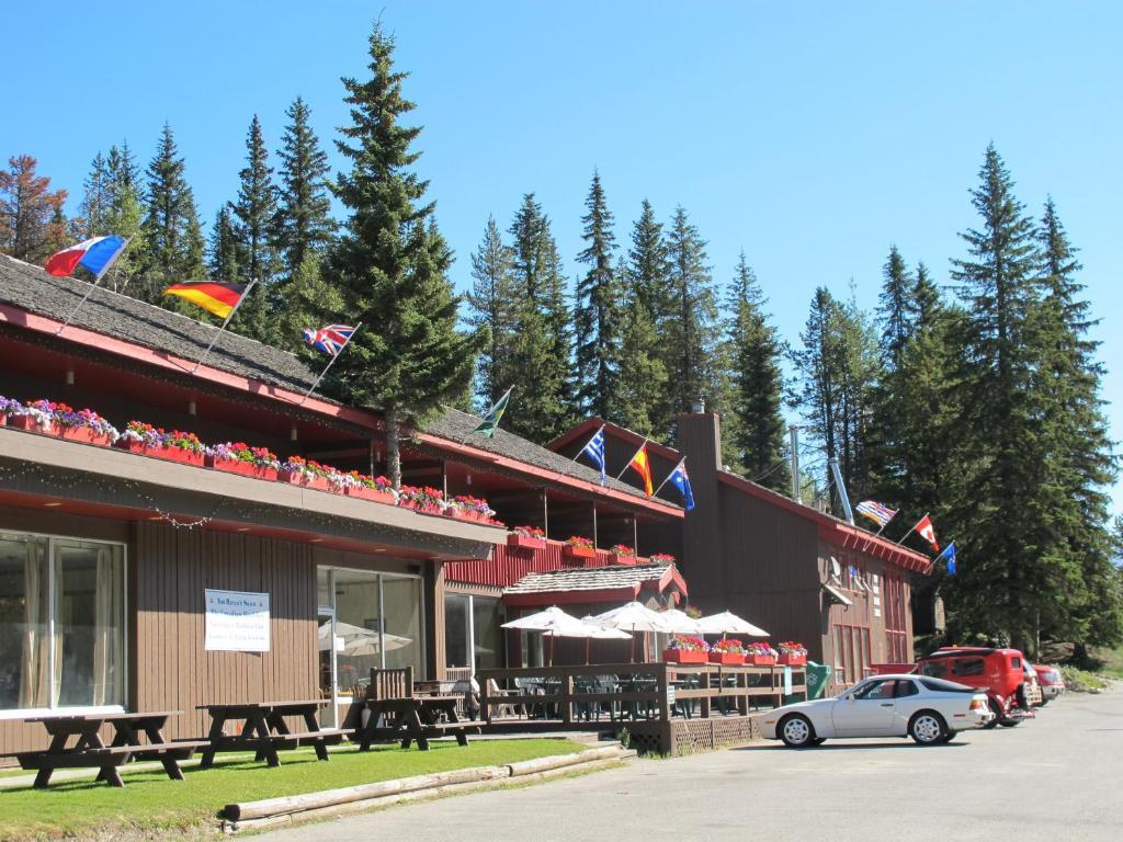 The Great Divide Lodge Field Exterior photo