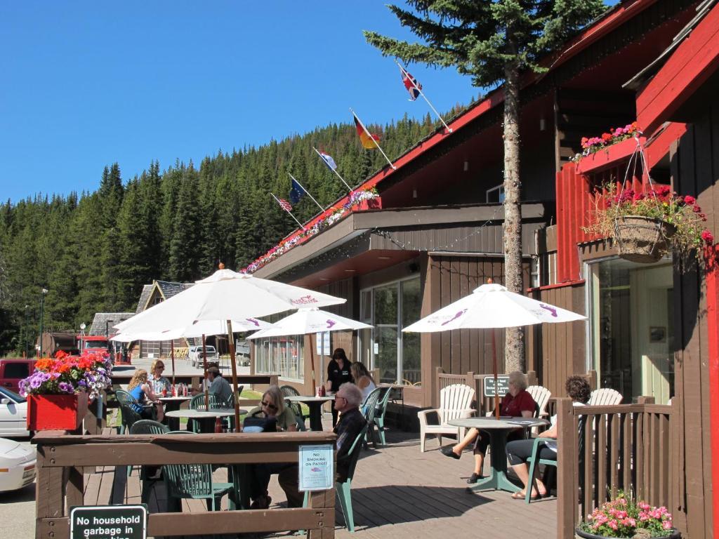 The Great Divide Lodge Field Exterior photo