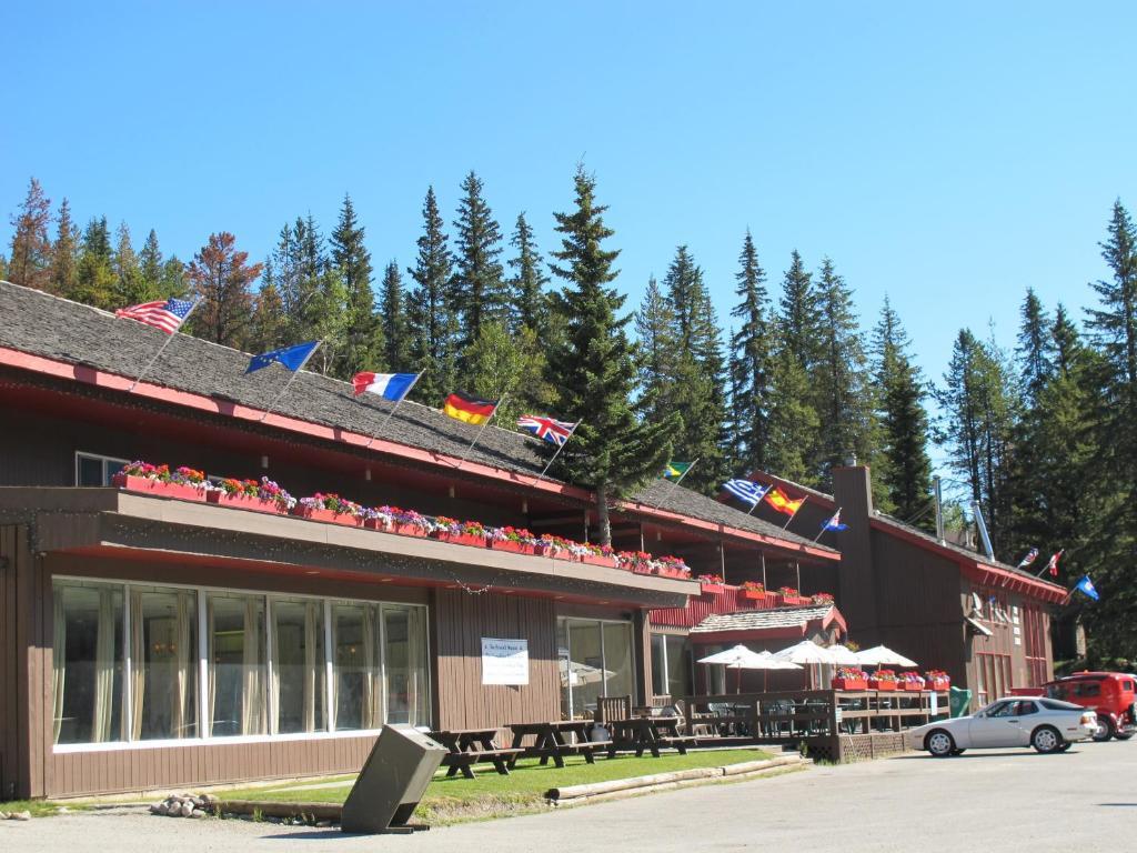 The Great Divide Lodge Field Exterior photo