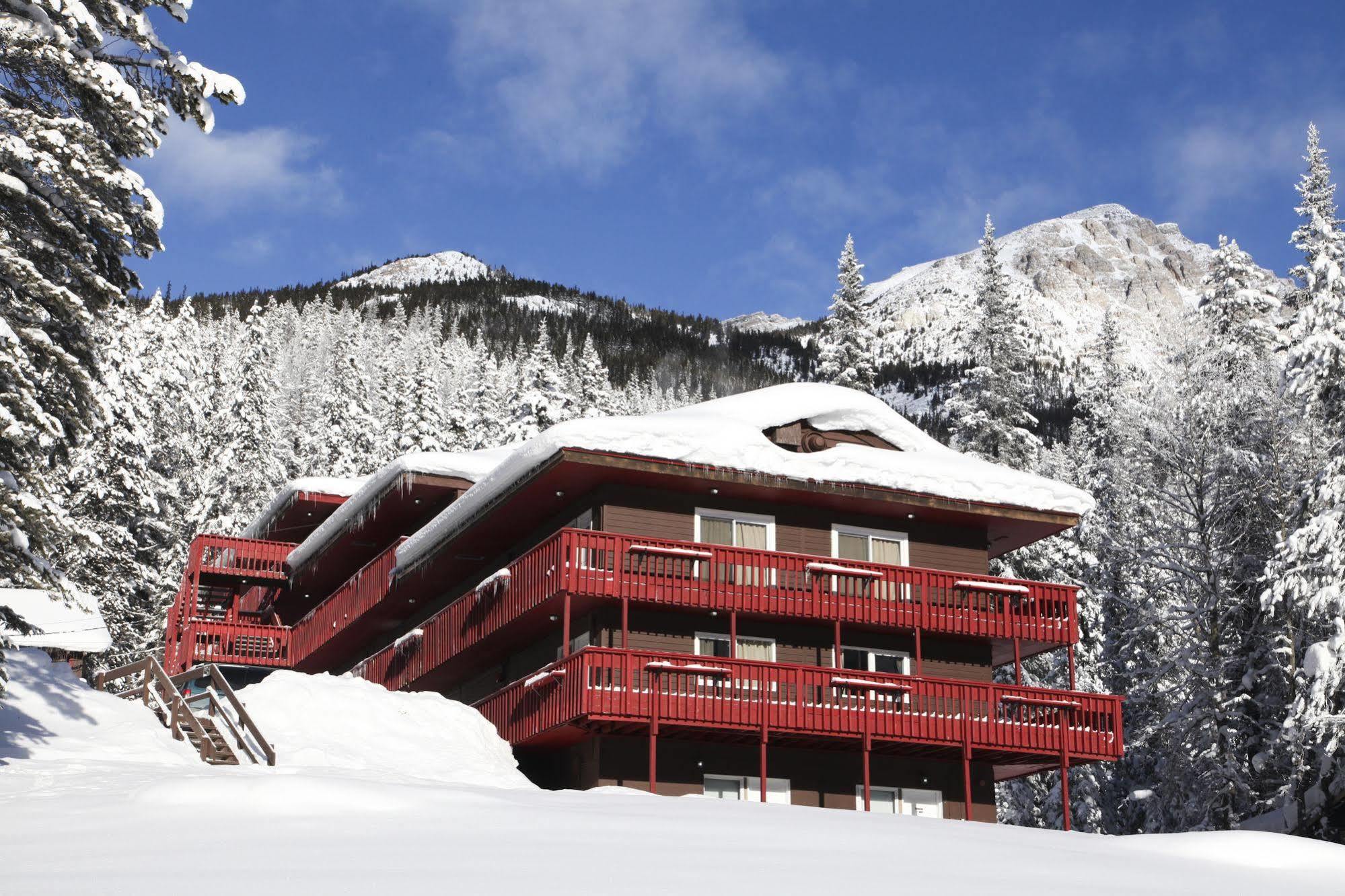 The Great Divide Lodge Field Exterior photo