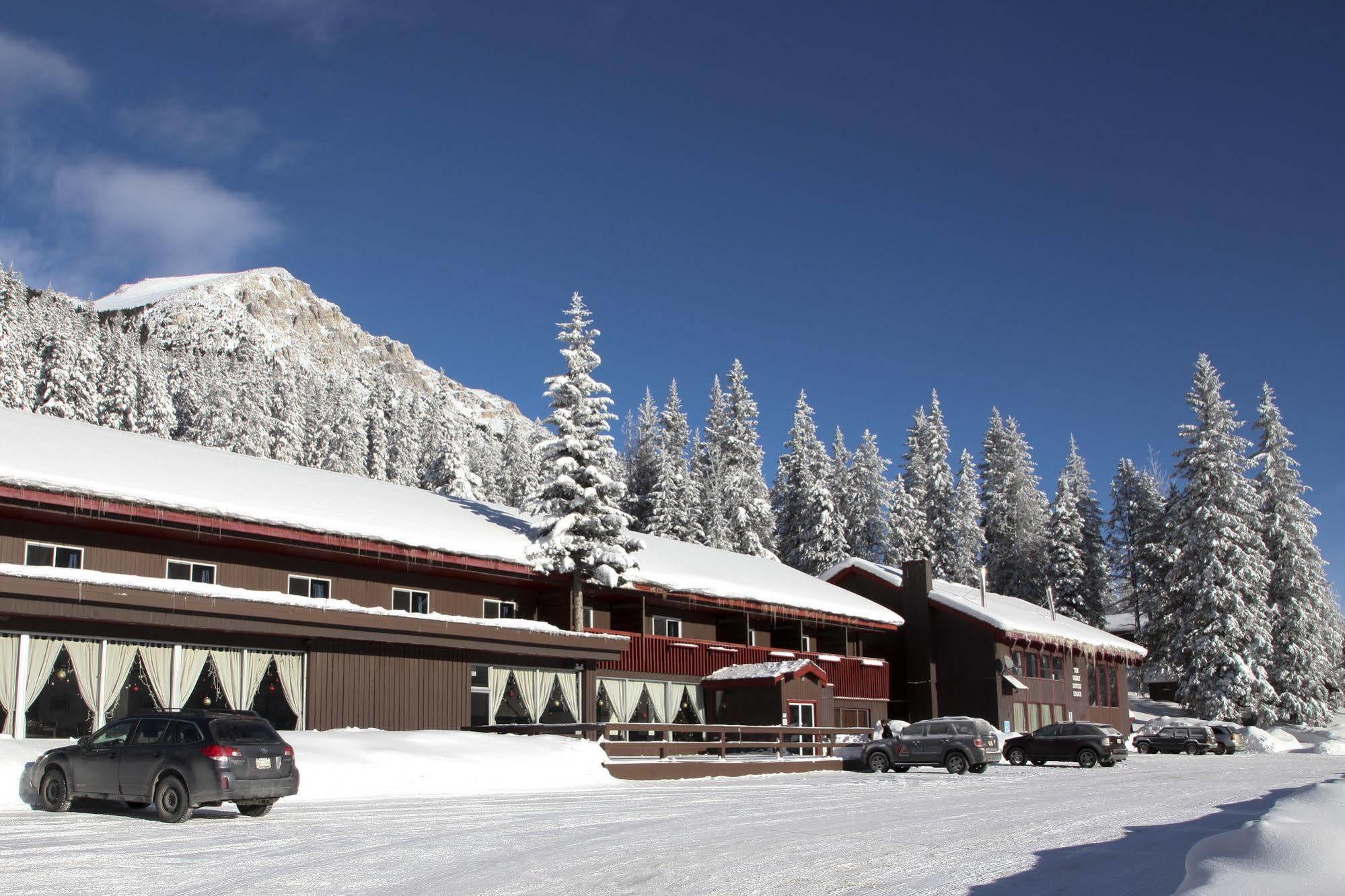 The Great Divide Lodge Field Exterior photo